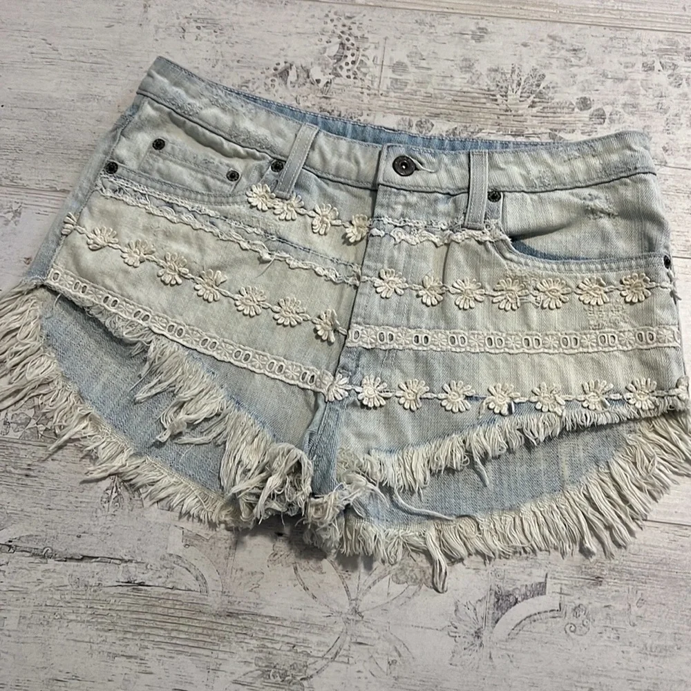 Carmar Bleached Lace Destressed Jean Shorts sz 28